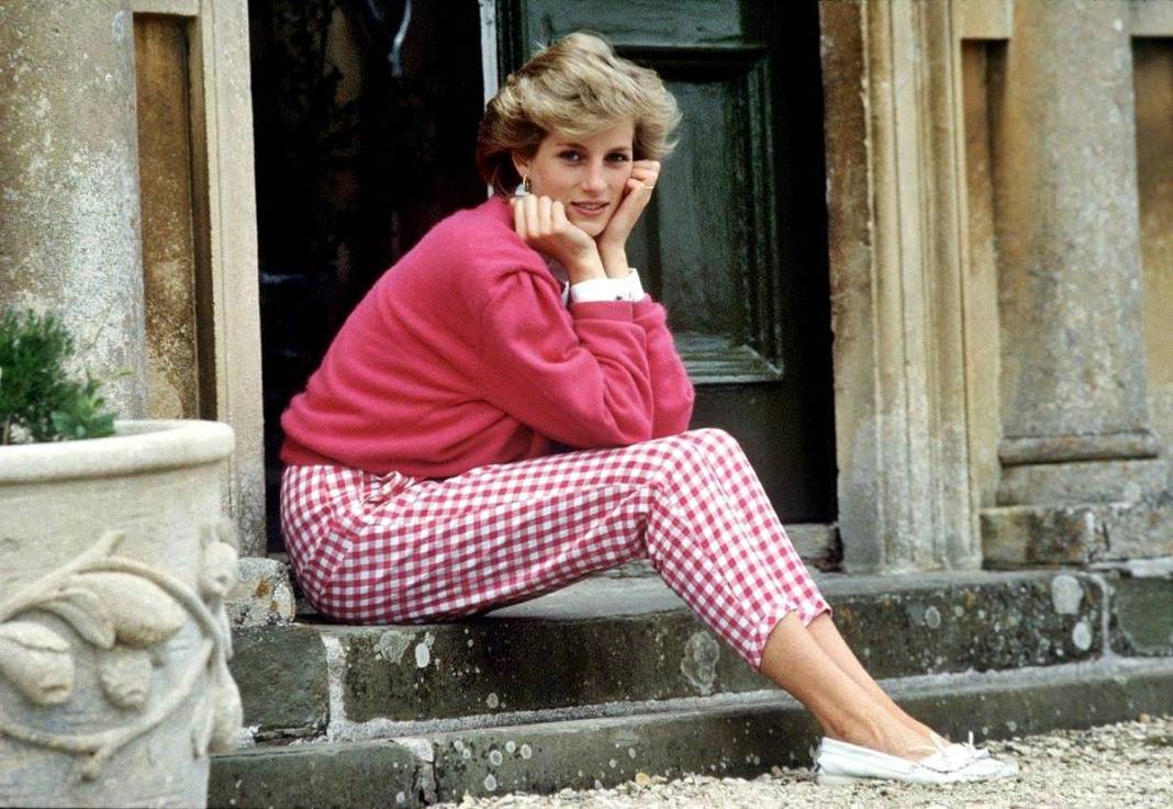 Prenses Diana'nın 100 yıl sonra açılması planlanan kapsülünü açtılar! 8